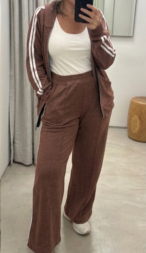 Conjunto deportivo con franja Marrón