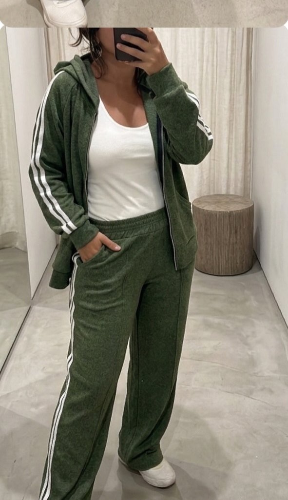 Conjunto deportivo con franja Verde