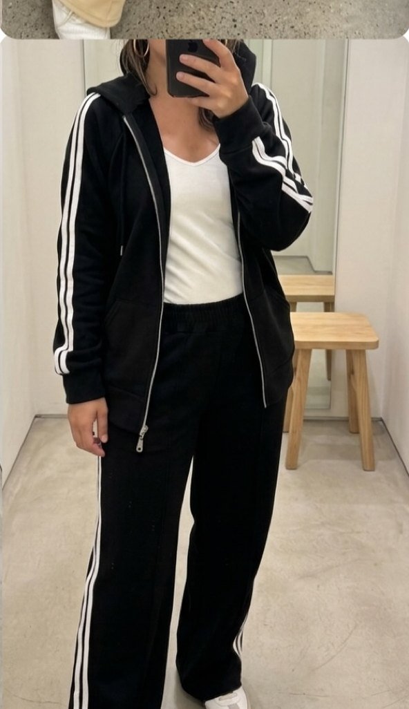 Conjunto deportivo con franja Negro