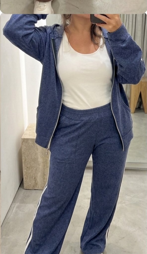 Conjunto deportivo con franja Azul